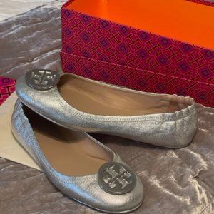 Tory Burch Minnie Travel Ballet w/logo/smooth metallic (Silver)
